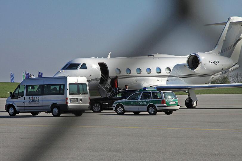 So ging es los - Samstag, den neunten April: Der Privatjet vom potentiellen Löwen-Investor Abdullah Ismaik landet aus New York kommend im General-Aviation-Bereich des Münchner Flughafen. Eine gute Dreiviertelstunde später steigt Ismaik nach Erledigung der Pass- und Zollformalitäten aus und steigt in eine bereitgestellte Limousine. Ismaik ist der Herr am Auto.