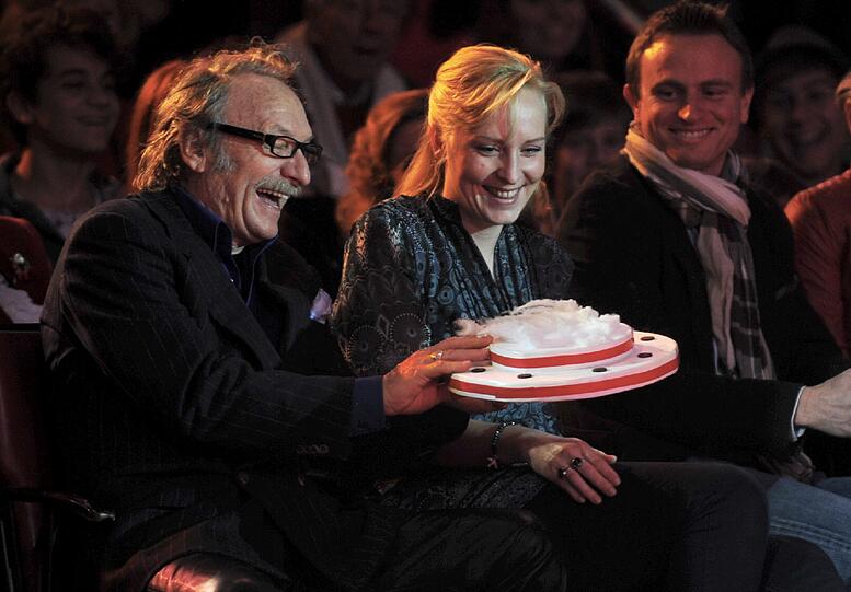 ...als der Regisseur und Schauspieler plötzlich mit einer Torte beworfen wird, ist das Gelächter groß. Das Backwerk war nämlich nicht echt!