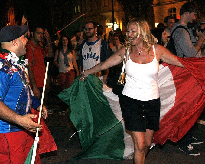 Jubelnacht in München: So feiern die Italiener in der Leopoldstraße.