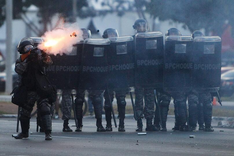 Straßenschlachten zwischen Ureinwohnern und gepanzerten Polizeieinheiten in Brasília: Die irren Bilder.