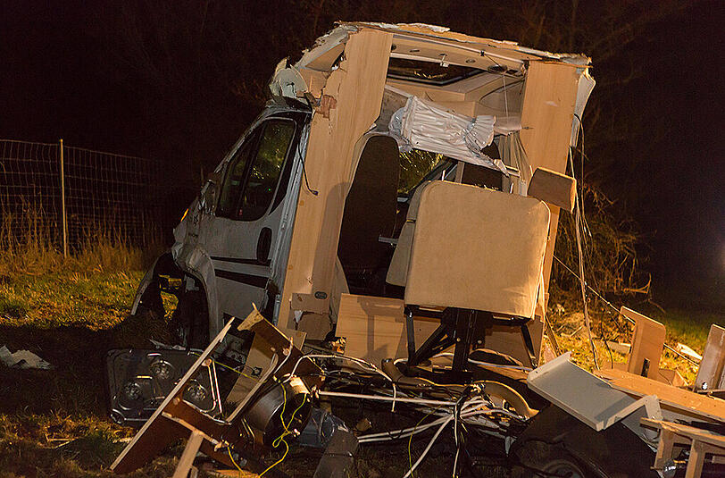 Bilder vom Unfallort in Altdorf: Auf der A3 kollidierte ein Wagen mit einem Wohnmobil, welches vollkommen zerfetzt wurde.
