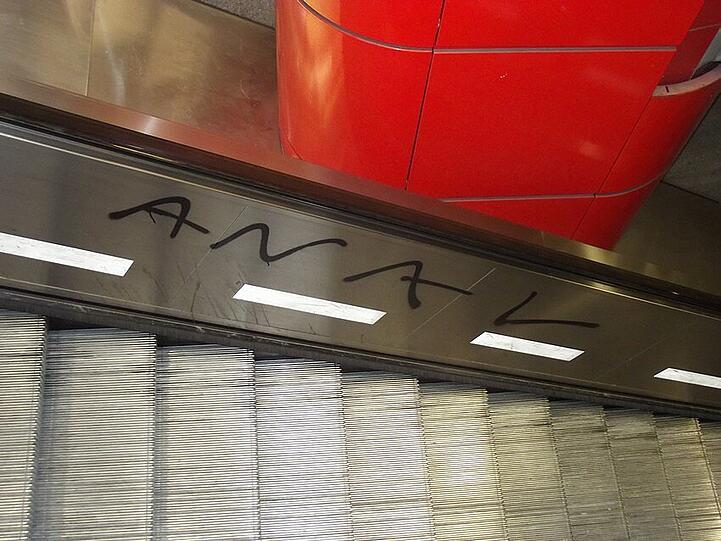 Das kann teuer werden: Nicht nur am Hauptbahnhof, auch in Pasing, am Hirschgarten und am Stachus hinterließ der Spryer sein "ANAL"-Tag.