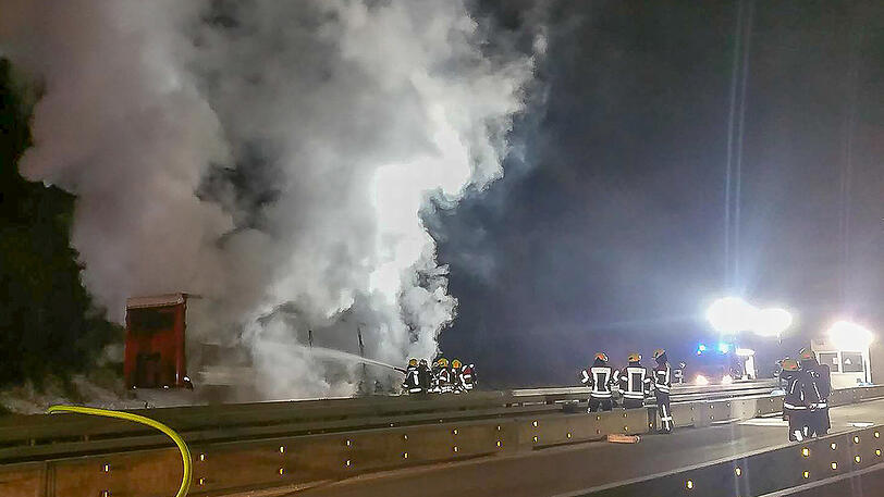 Einsatzkräfte der Feuerwehr löschen den brennenden Lkw auf der A3.