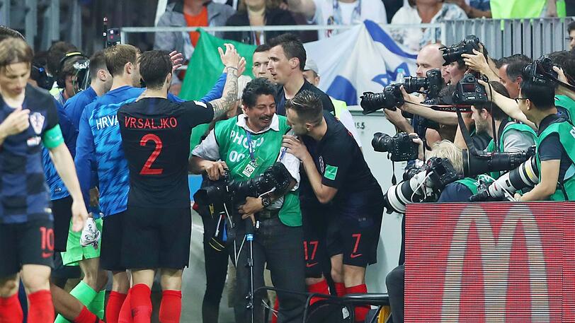 Ivan Rakitic (r.) erkundigen sich nach dem Tor nach dem Wohlergehen des Fotografen.