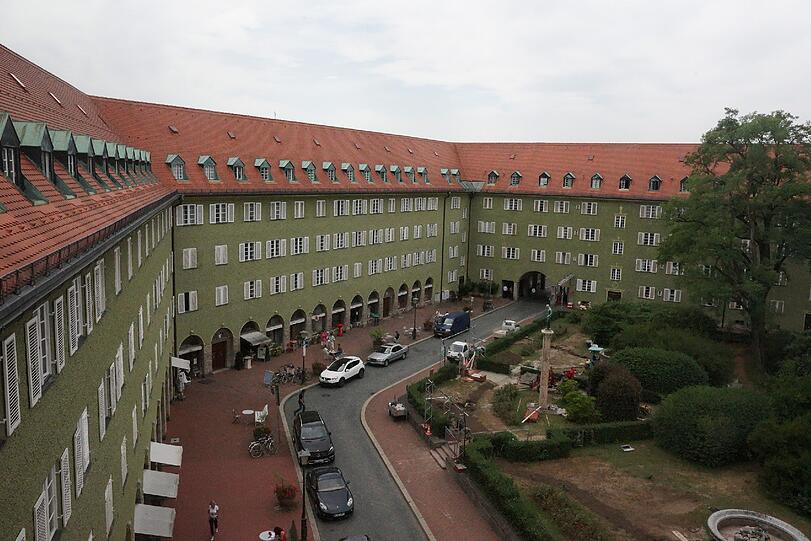 Die Franz-Marc-Straße in der Borstei: Am Mittwochmorgen ist sie voller Einsatzwagen.