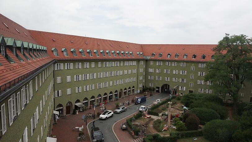 Die Franz-Marc-Straße in der Borstei: Am Mittwochmorgen ist sie voller Einsatzwagen. Die Franz-Marc-Straße in der Borstei: Am Mittwochmorgen ist sie voller Einsatzwagen.