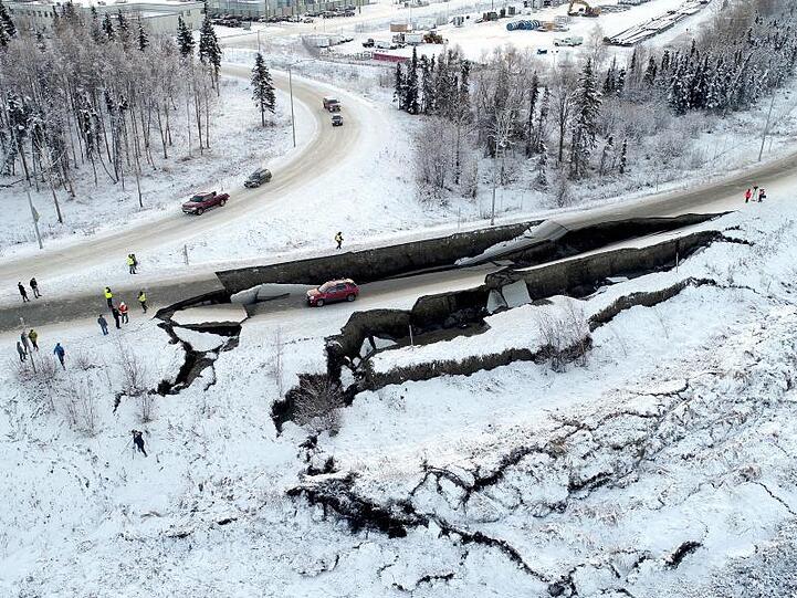 An einem Hang in Anchorage haben sich im Zuge des Bebens regelrechte Schluchten aufgetan.