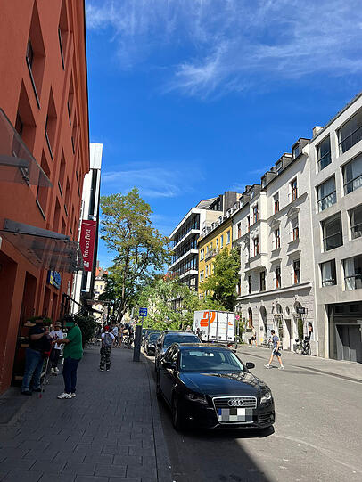 Der Baum ist auf die Feilitzschstraße gefallen.