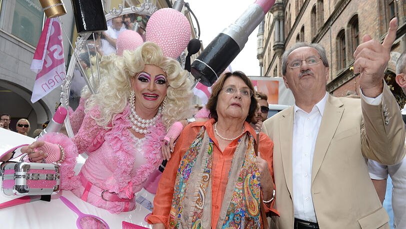 Viel früher als andere Politiker ist Christian Ude Stammgast auf dem CSD. Er bleibt es bis zum Ende seiner Amtszeit – hier 2013 mit seiner Frau Edith Welser-Ude. Viel früher als andere Politiker ist Christian Ude Stammgast auf dem CSD. Er bleibt es bis zum Ende seiner Amtszeit – hier 2013 mit seiner Frau Edith Welser-Ude.