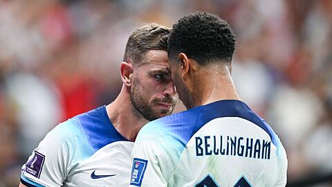 Englands Jordan Henderson (l) jubelt nach seinem Tor mit Jude Bellingham.