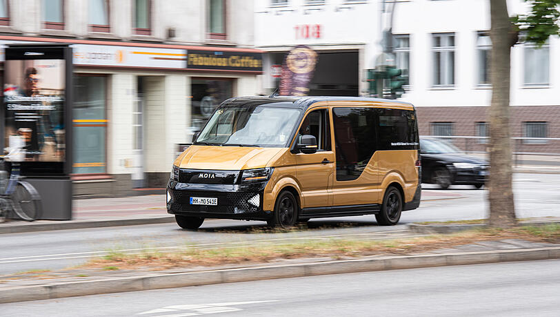 Ein Fahrzeug des VW-Fahrdienstes Moia fährt auf einer Straße. Der Sammeltaxi-Dienst Moia mischt seit April 2019 unter den neuen Mobilitätsangeboten in Hamburg mit. Bisher sieht sich der Anbieter gut unterwegs, die 500 genehmigten Fahrzeug könnten gut ausgelastet werden, hieß es zuletzt. Ein Fahrzeug des VW-Fahrdienstes Moia fährt auf einer Straße. Der Sammeltaxi-Dienst Moia mischt seit April 2019 unter den neuen Mobilitätsangeboten in Hamburg mit. Bisher sieht sich der Anbieter gut unterwegs, die 500 genehmigten Fahrzeug könnten gut ausgelastet werden, hieß es zuletzt.