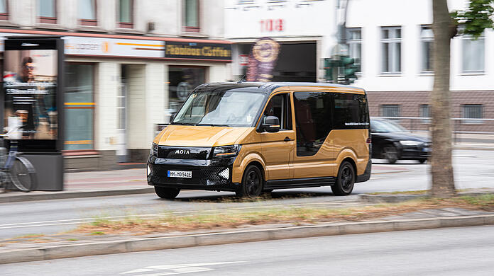 Ein Fahrzeug des VW-Fahrdienstes Moia fährt auf einer Straße. Der Sammeltaxi-Dienst Moia mischt seit April 2019 unter den neuen Mobilitätsangeboten in Hamburg mit. Bisher sieht sich der Anbieter gut unterwegs, die 500 genehmigten Fahrzeug könnten gut ausgelastet werden, hieß es zuletzt.