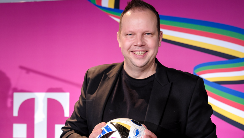 Immer nah dran, wenn der Ball rollt: TV-Kommentator Wolff Fuss sucht nun neue Talente.