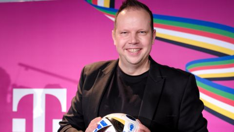 Immer nah dran, wenn der Ball rollt: TV-Kommentator Wolff Fuss sucht nun neue Talente.