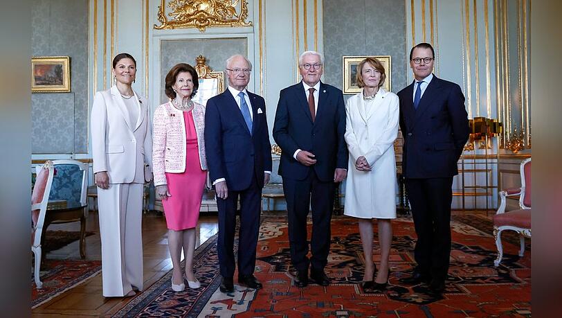 (v.l.n.r.): Kronprinzessin Victoria, K&ouml;nigin Silvia, K&ouml;nig Carl XVI. Gustaf, Frank-Walter Steinmeier und seine Frau Elke B&uuml;denbender sowie Prinz Daniel.