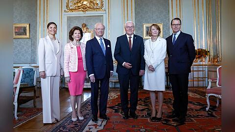(v.l.n.r.): Kronprinzessin Victoria, K&ouml;nigin Silvia, K&ouml;nig Carl XVI. Gustaf, Frank-Walter Steinmeier und seine Frau Elke B&uuml;denbender sowie Prinz Daniel.