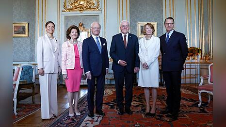 (v.l.n.r.): Kronprinzessin Victoria, K&ouml;nigin Silvia, K&ouml;nig Carl XVI. Gustaf, Frank-Walter Steinmeier und seine Frau Elke B&uuml;denbender sowie Prinz Daniel.