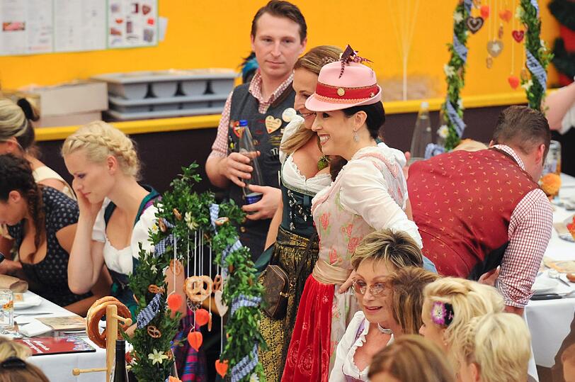 Moderatorin Caroline Beil mit Judith Stecher