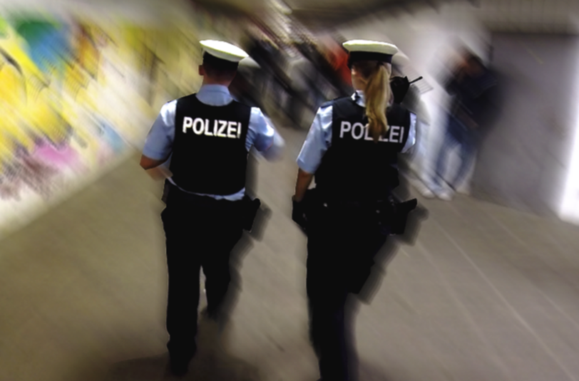 Auch als die Polizisten an der Haltestelle eintrafen, konnte sich der 16-jährige Junge nicht beruhigen. Innerhalb einer Stunde wurde er fünfmal angezeigt. (Symbolfoto)