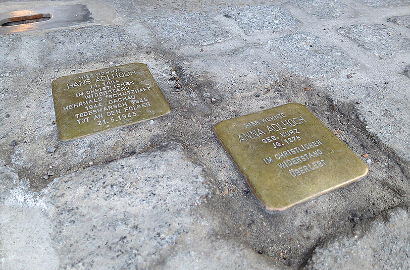 Bislang gibt es in Augsburg nur die Stolpersteine für die NS-Opfer Hans und Anna Adlhoch &ndash; und das auf privatem Grund.