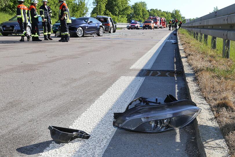 Der Autobahnabschnitt ist mit Schrott-Teilen übersät - die Bilder von der Unfallstelle auf der A95 Richtung Garmisch.
