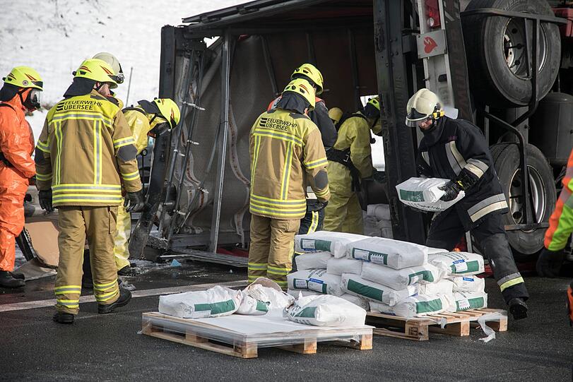 Bei dem Unfall auf der A8 ist ein Lastwagen mit teilweise entzündlichen Stoffen umgekippt. Die Bergungsarbeiten dauerten mehrere Stunden an.