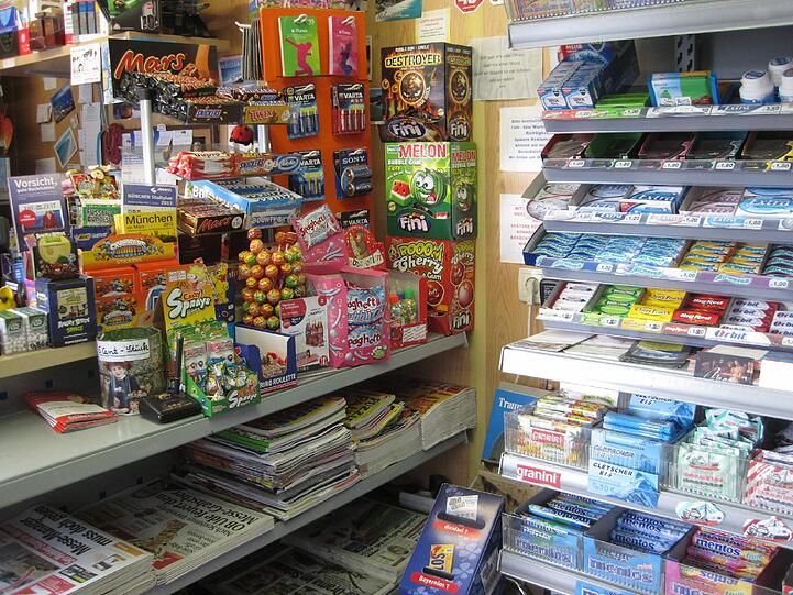 Hier gibt es alles: Postkarten, Tabakwaren, Süßigkeiten, Getränke, DVDs, eine Kopiermöglichkeit und vor allem natürlich Zeitungen und Zeitschriften.