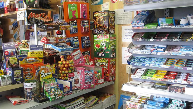 Hier gibt es alles: Postkarten, Tabakwaren, Süßigkeiten, Getränke, DVDs, eine Kopiermöglichkeit und vor allem natürlich Zeitungen und Zeitschriften. Hier gibt es alles: Postkarten, Tabakwaren, Süßigkeiten, Getränke, DVDs, eine Kopiermöglichkeit und vor allem natürlich Zeitungen und Zeitschriften.