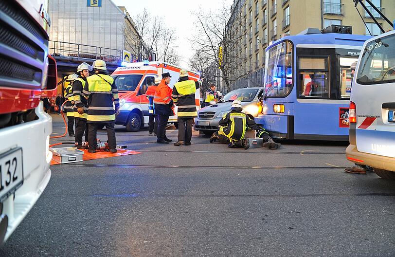 Die Feuerwehr sicherte die Einsatzstelle ab und unterstützte den Rettungsdienst bei der Versorgung der Fahrerin.