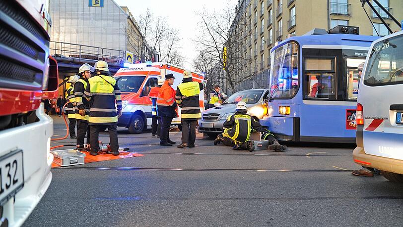 Die Feuerwehr sicherte die Einsatzstelle ab und unterstützte den Rettungsdienst bei der Versorgung der Fahrerin. Die Feuerwehr sicherte die Einsatzstelle ab und unterstützte den Rettungsdienst bei der Versorgung der Fahrerin.