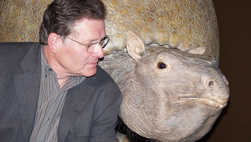 Der frühere Museumsleiter Hans-Albert Treff mit einem Glyptodon. Der frühere Museumsleiter Hans-Albert Treff mit einem Glyptodon.
