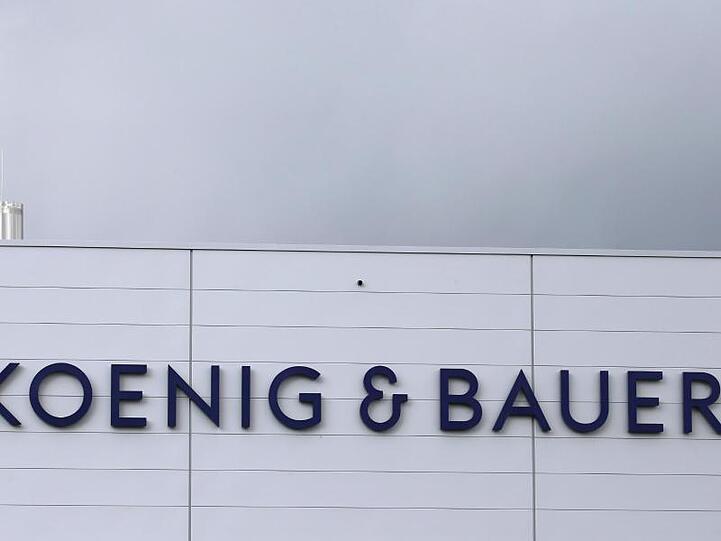 Das Logo des Druckmaschinenherstellers Koenig & Bauer aufgenommen am Hauptsitz des Konzerns. Foto: Karl-Josef Hildenbrand/dpa/Archivbild