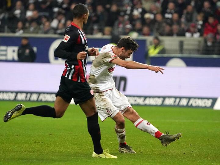 Jonas Hector (r) brachte mit seinem Tor Köln in Frankfurt zurück ins Spiel.