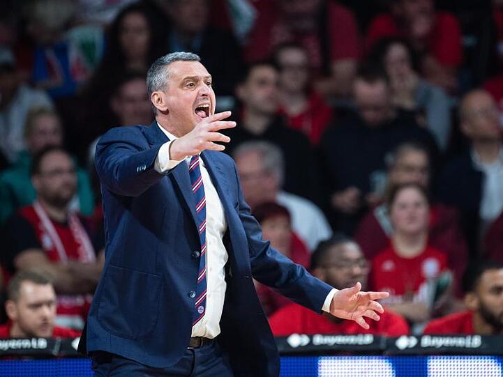 Bayerns Basketballer und Trainer Dejan Radonjic bleiben bei einer perfekten Bundesliga-Saisonbilanz.
