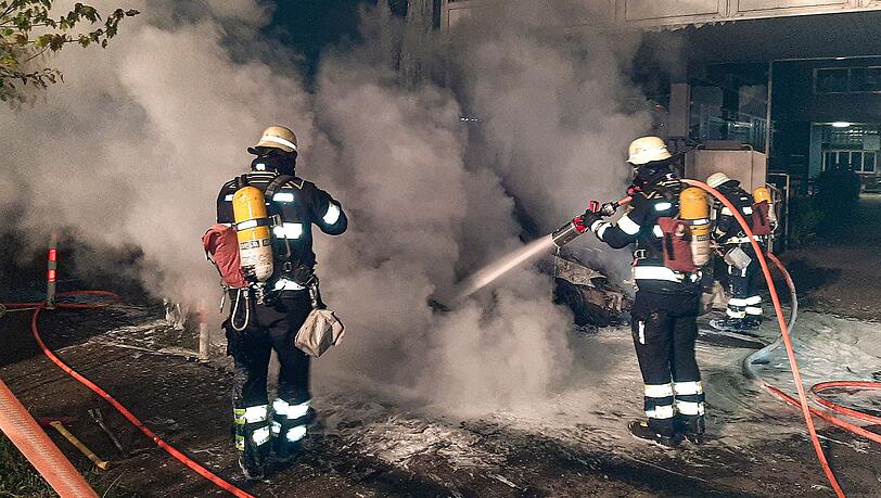Die Feuerwehr konnte ein Übergreifen des Feuers auf das Gebäude verhindern.