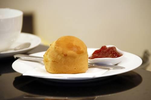 Typisch englisch: Scones werden täglich frisch gebacken und stilecht mit Clotted Cream und Marmelade serviert.