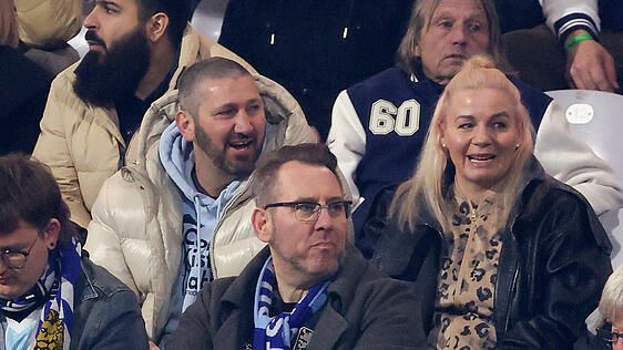 Da schau her: Sascha M&ouml;lders samt Ehefrau Ivonne beim Heimspiel der L&ouml;wen gegen Regensburg im Gr&uuml;nwalder Stadion.