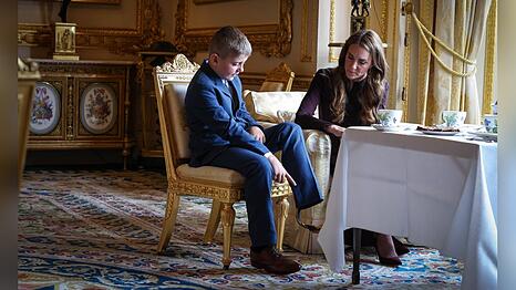 Der neunj&auml;hrige Junge Albie-Junior (l.) kam ohne Wadenbein zur Welt. Dennoch stellte er sich so wie Prinzessin Kate der Three-Peaks-Challenge.
