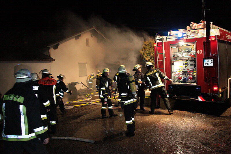 Zu einem Garagenbrand in Dörfl wurden mehrere Feuerwehren alarmiert. Das Feuer ist vermutlich im Dachbereich der Garage ausgebrochen und griff auf das Wohnhaus über.