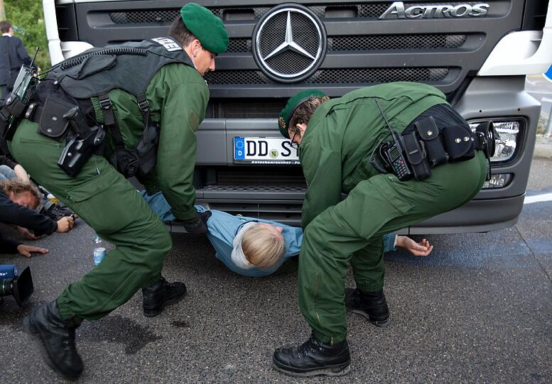 Die Demonstranten in Stuttgart hatten keine Chance. Die Polizei griff sofort in den Sitzstreik ein und trug die Streiker kurzerhand aus dem Weg.