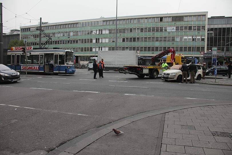 Ein Abschleppwagen mit Kran nimmt das Taxi an den Haken...