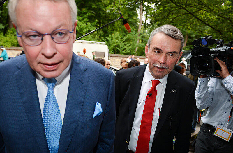 Gustl Mollath (r) und sein Anwalt Gerhard Strate.