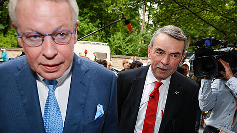 Gustl Mollath (r) und sein Anwalt Gerhard Strate.