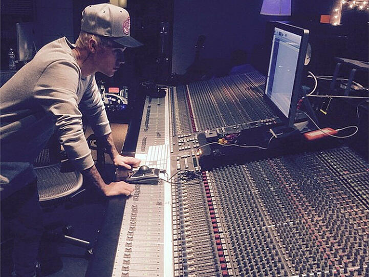 Ungewohntes Bild: Justin Bieber bei der Arbeit