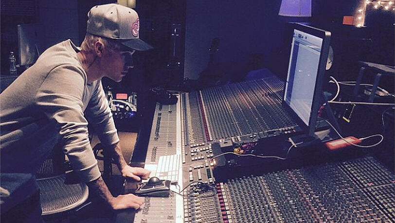 Ungewohntes Bild: Justin Bieber bei der Arbeit Ungewohntes Bild: Justin Bieber bei der Arbeit
