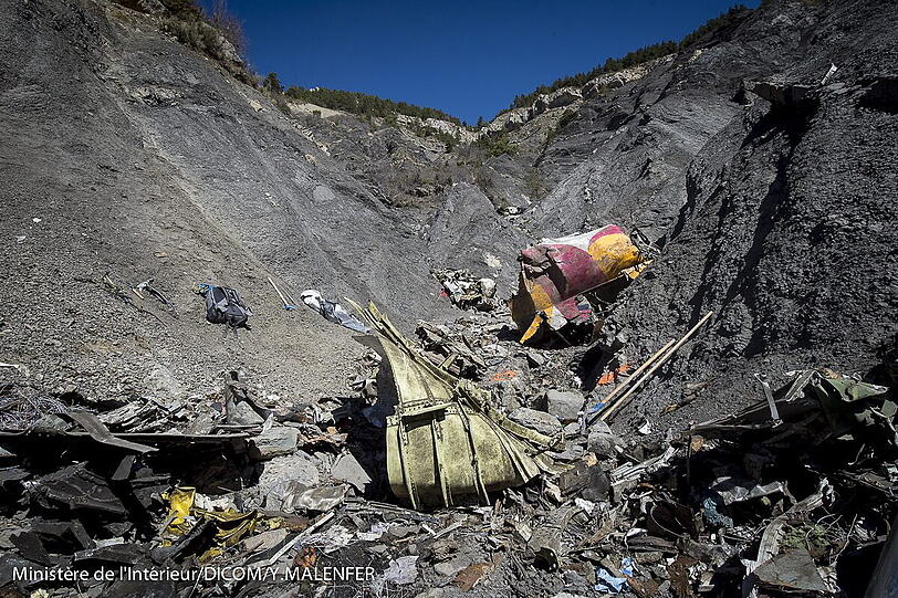 Neue Fotos vom Absturzort: Die Einsatzkräfte bergen mit Atemschutzmasken größere Teile des zerschellten A320 der Germanwings.