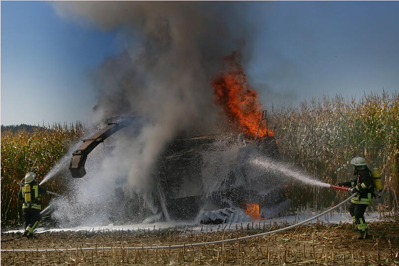 Der Maishäcksler fing Feuer, die anrückenden Wehren hatten den Brand schnell unter Kontrolle.
