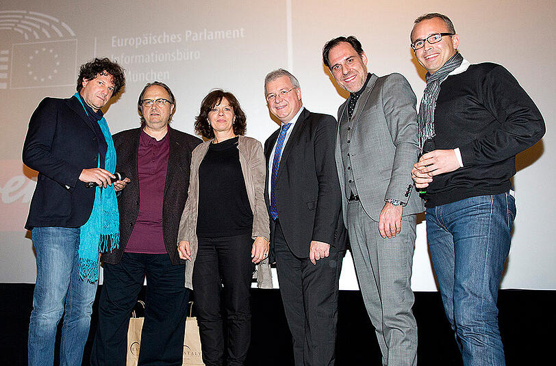 Auf der Bühne nach der Vorführung und Diskussion zu &bdquo;Toni Erdmann&ldquo; (l-r): AZ-Kulturredakteur Adrain Prechtel, Christoph Ott (NFP-Filmverleih), Elisabeth Kuonen-Reich (Leiterin des Rio Filmpalastes), Markus Ferber (Europaabgeordneter), Thomas Loibl (Schauspieler) und Tobias Winkler vom Münchner Büro des Europa-Parlaments.
