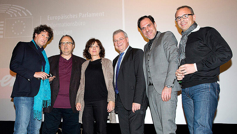 Auf der Bühne nach der Vorführung und Diskussion zu „Toni Erdmann“ (l-r): AZ-Kulturredakteur Adrain Prechtel, Christoph Ott (NFP-Filmverleih), Elisabeth Kuonen-Reich (Leiterin des Rio Filmpalastes), Markus Ferber (Europaabgeordneter), Thomas Loibl (Schauspieler) und Tobias Winkler vom Münchner Büro des Europa-Parlaments. Auf der Bühne nach der Vorführung und Diskussion zu „Toni Erdmann“ (l-r): AZ-Kulturredakteur Adrain Prechtel, Christoph Ott (NFP-Filmverleih), Elisabeth Kuonen-Reich (Leiterin des Rio Filmpalastes), Markus Ferber (Europaabgeordneter), Thomas Loibl (Schauspieler) und Tobias Winkler vom Münchner Büro des Europa-Parlaments.