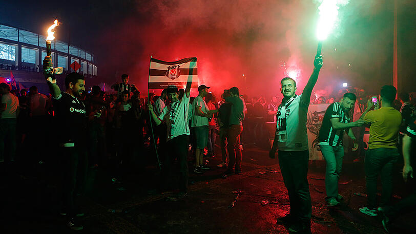 Weitere Bilder der Besiktas-Fans.